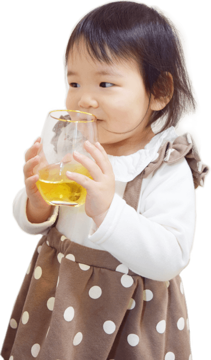 ごぼう茶を飲む子供